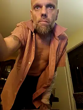 Snapshot of Ladyshaker82 chatting on November 3, 2025, 2:13 am Ladyshaker82 online show from November 3, 2025, 2:13 am