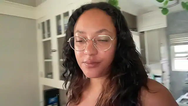 dreamyriri online show from April 8, 2026, 3:12 pm