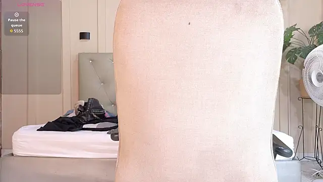 nicol snow online show from October 10, 2025, 1:43 pm