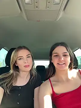 DoriDeluxe66 online show from March 22, 2025, 2:47 pm