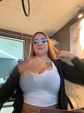 Snapshot of Emiily_W chatting on October 12, 2025, 7:02 pm Emiily W online show from October 12, 2025, 7:02 pm