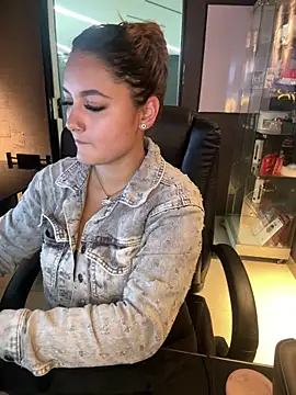 Snapshot of Emiily_W chatting on December 14, 2025, 4:01 pm Emiily W online show from December 14, 2025, 4:01 pm