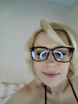 Snapshot of AureliaDoux chatting on February 10, 2025, 8:21 pm AureliaDoux online show from February 10, 2025, 8:21 pm