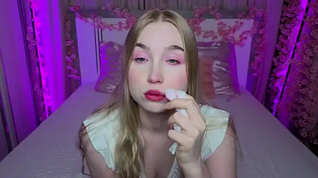 LilyStarlight online show from June 7, 2026, 3:43 am