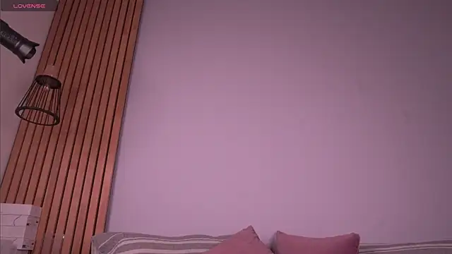 mia-reeves online show from April 8, 2026, 2:39 pm