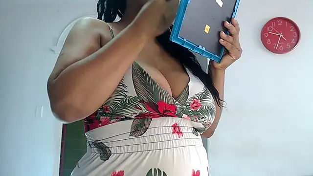 Natashariley1 online show from May 7, 2026, 2:33 pm