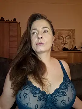 cristalines online show from September 22, 2025, 5:04 pm