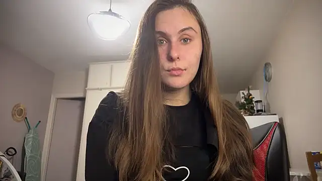 Snapshot of Emma_just chatting on December 15, 2024, 12:06 pm Emma just online show from December 15, 2024, 12:06 pm