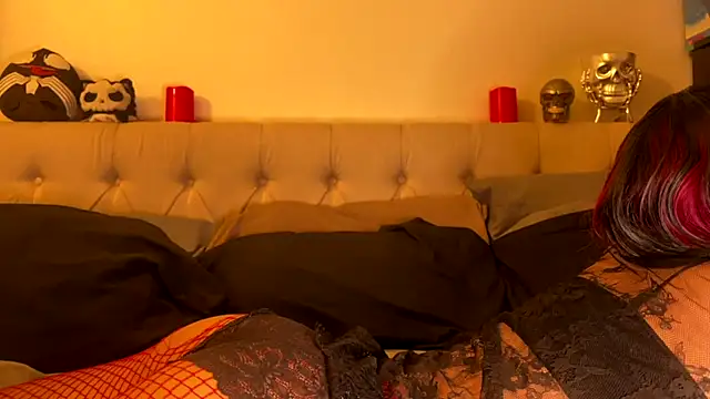 crystalxh online show from April 15, 2026, 10:32 pm