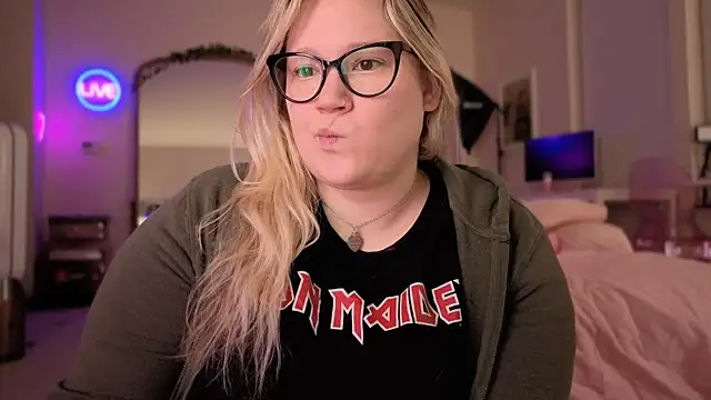 PiggyRose online show from March 21, 2026, 1:43 am