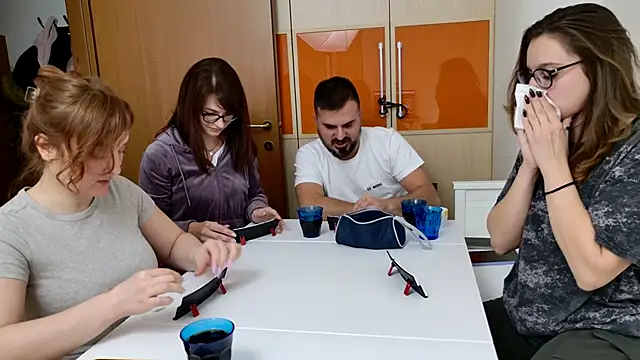 Tinas5 online show from November 28, 2025, 8:44 pm