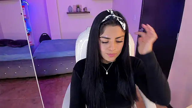 Catalinaa martinez online show from December 18, 2024, 6:35 pm