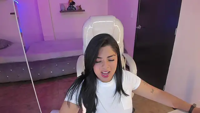 Catalinaa martinez online show from January 20, 2025, 8:50 pm