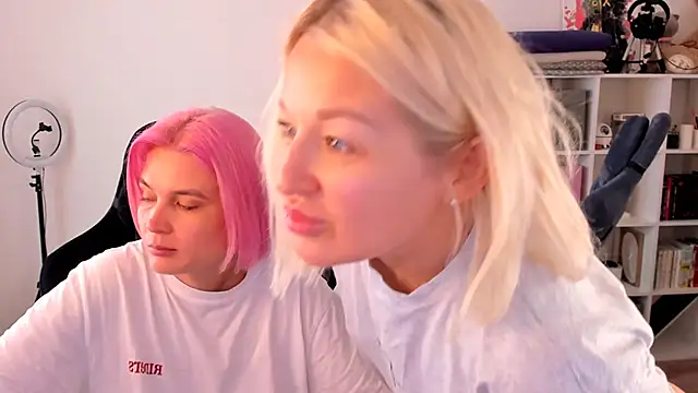 hotblonds online show from September 19, 2025, 10:38 am