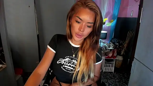 Snapshot of QuiinMollyXxX chatting on June 10, 2026, 1:50 am QuiinMollyXxX online show from June 10, 2026, 1:50 am
