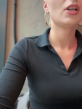 YOUR-KARINA online show from October 29, 2025, 9:55 am