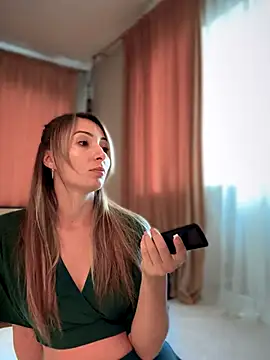 YOUR-KARINA online show from November 3, 2025, 8:15 am