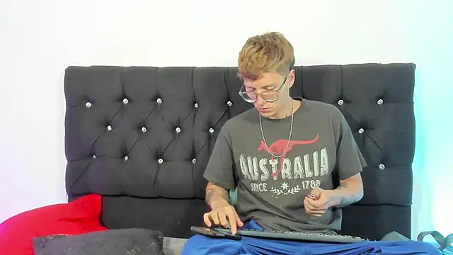 Snapshot of A_sexy_couple__ chatting on October 5, 2025, 1:59 am A sexy couple   online show from October 5, 2025, 1:59 am