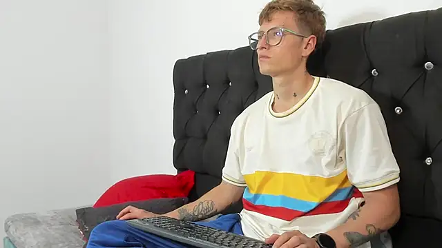 Snapshot of A_sexy_couple__ chatting on October 5, 2025, 9:13 pm A sexy couple   online show from October 5, 2025, 9:13 pm