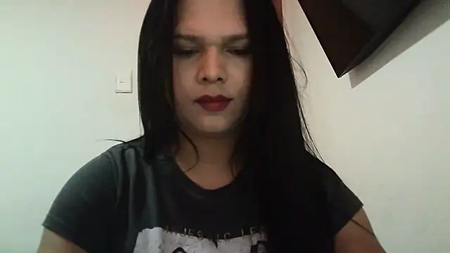 julianabeautyy online show from December 2, 2025, 1:28 pm