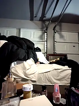 prettypurplep online show from December 3, 2025, 6:10 am