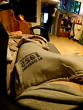 anonymus9006 online show from December 18, 2025, 2:23 pm