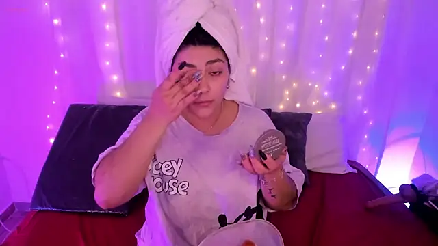 lucy26  online show from October 18, 2025, 2:25 am