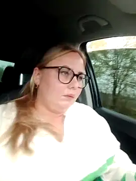 Robyn Lea online show from November 8, 2025, 12:38 pm