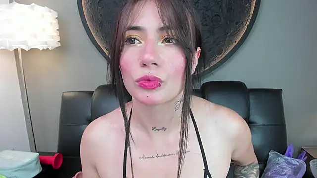 Snapshot of miss_sharlotte18 chatting on February 5, 2025, 6:04 pm miss sharlotte18 online show from February 5, 2025, 6:04 pm