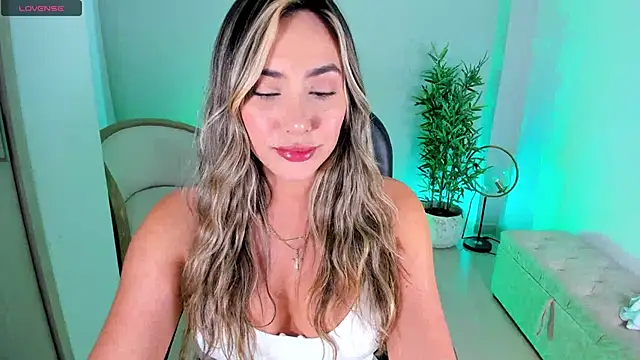 NiaBennet  online show from October 11, 2025, 10:08 pm