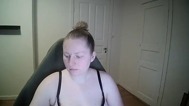 Girlnina-1995 online show from January 23, 2025, 10:32 am