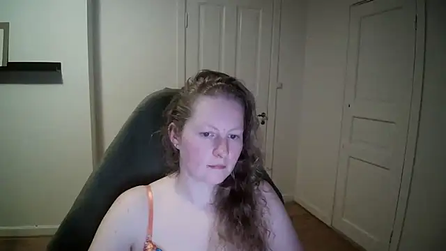 Girlnina-1995 online show from March 19, 2025, 7:06 pm