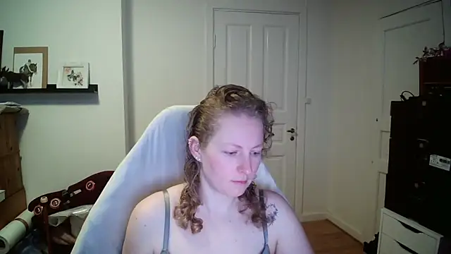 Girlnina-1995 online show from February 13, 2026, 9:05 am