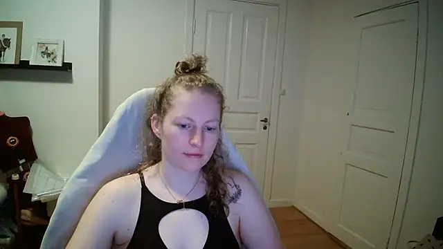 Girlnina-1995 online show from March 17, 2026, 6:39 am