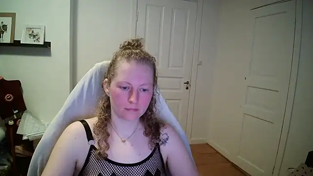 Girlnina-1995 online show from March 18, 2026, 8:39 am