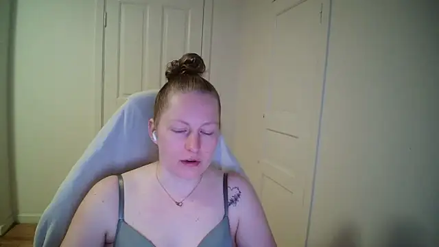 Girlnina-1995 online show from March 30, 2026, 7:31 am