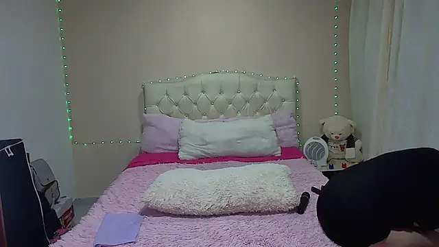 candycarson1 online show from March 5, 2026, 6:42 am