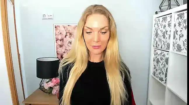 AulloraHoney online show from February 28, 2025, 7:46 pm