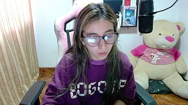 Snapshot of Maggie_Fox3 chatting on December 7, 2024, 9:55 pm Maggie Fox3 online show from December 7, 2024, 9:55 pm
