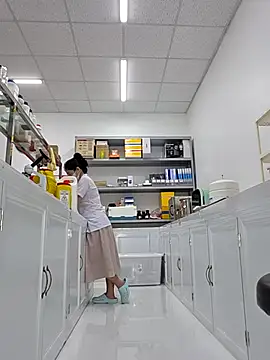 HinaLovely online show from April 18, 2026, 3:43 am