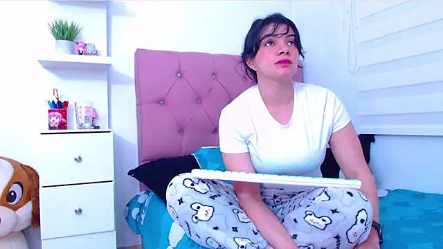 Vannessa  Shy online show from September 22, 2025, 11:29 pm