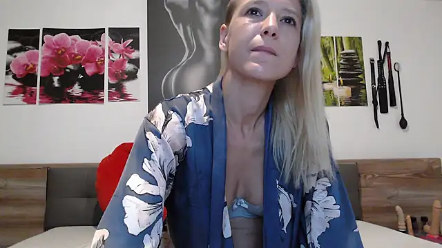 Naschkatze01 online show from October 12, 2025, 6:23 am