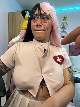 Luna Paris  online show from November 10, 2025, 2:05 pm