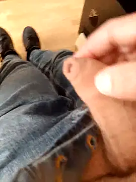 Alex 7422 online show from April 14, 2026, 1:39 pm