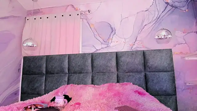 AntonellaRossi online show from April 6, 2026, 7:48 pm