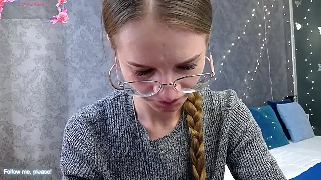 KateJonson online show from December 15, 2025, 11:58 am