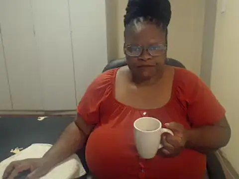 Snapshot of sweetnoziexx chatting on February 17, 2025, 5:36 am sweetnoziexx online show from February 17, 2025, 5:36 am