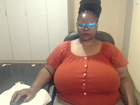 Snapshot of sweetnoziexx chatting on February 17, 2025, 12:27 pm sweetnoziexx online show from February 17, 2025, 12:27 pm