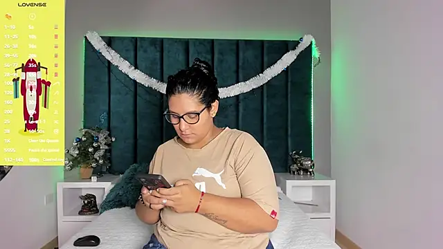 DanielleEvans  online show from January 6, 2026, 11:14 am