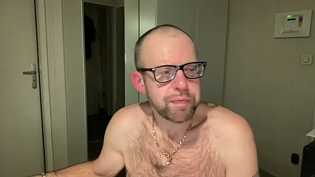 FABIOGLASSES online show from November 18, 2025, 10:47 pm